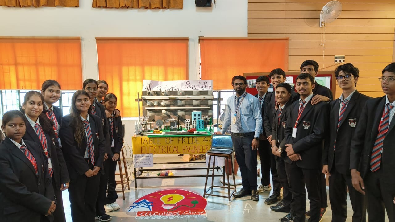 69beccc0b25b8EE Table of Pride.JPG